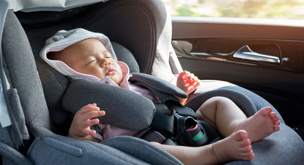 Bebé solo en el coche