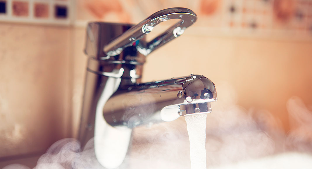 Agua caliente para lavarse la cara