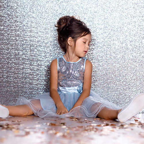 Niña descansando en la fiesta infantil