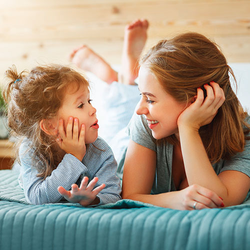 Madre hablando con su hija sobre la fiesta infantil