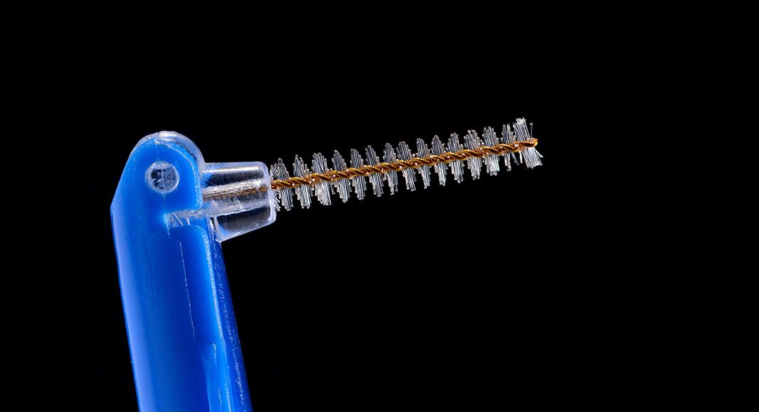 Mujer utilizando seda dental para evitar el sarro