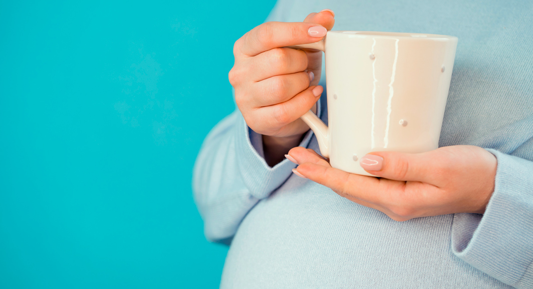 Embarazada tomando una infusión