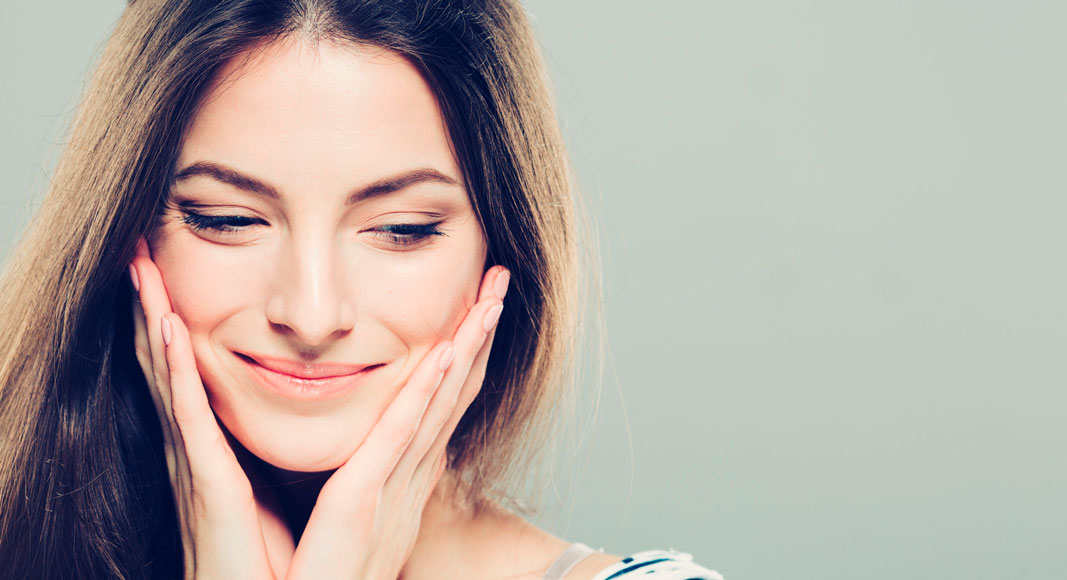 Embarazada cuidando su piel