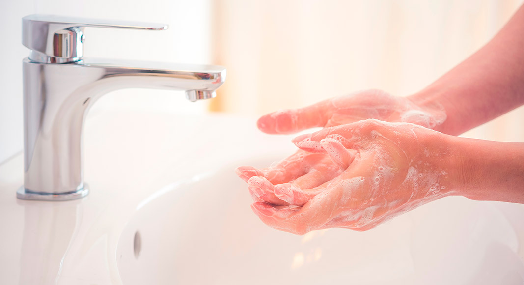 Embarazada lavándose las manos