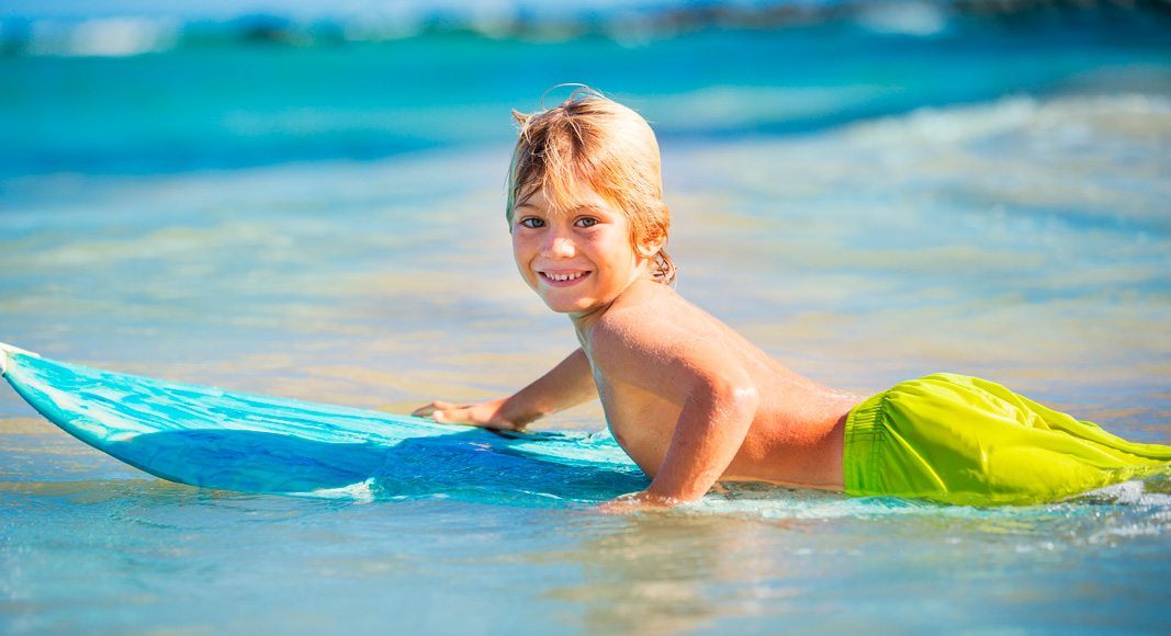 Niño haciendo surf