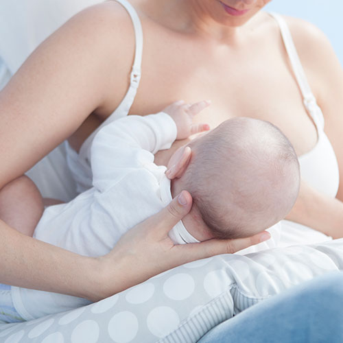 Causas de la caída de los senos: lactancia