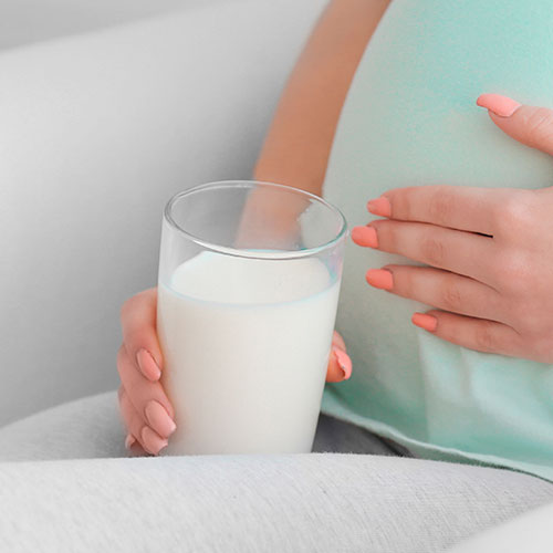 Embarazada tomando un vaso de leche