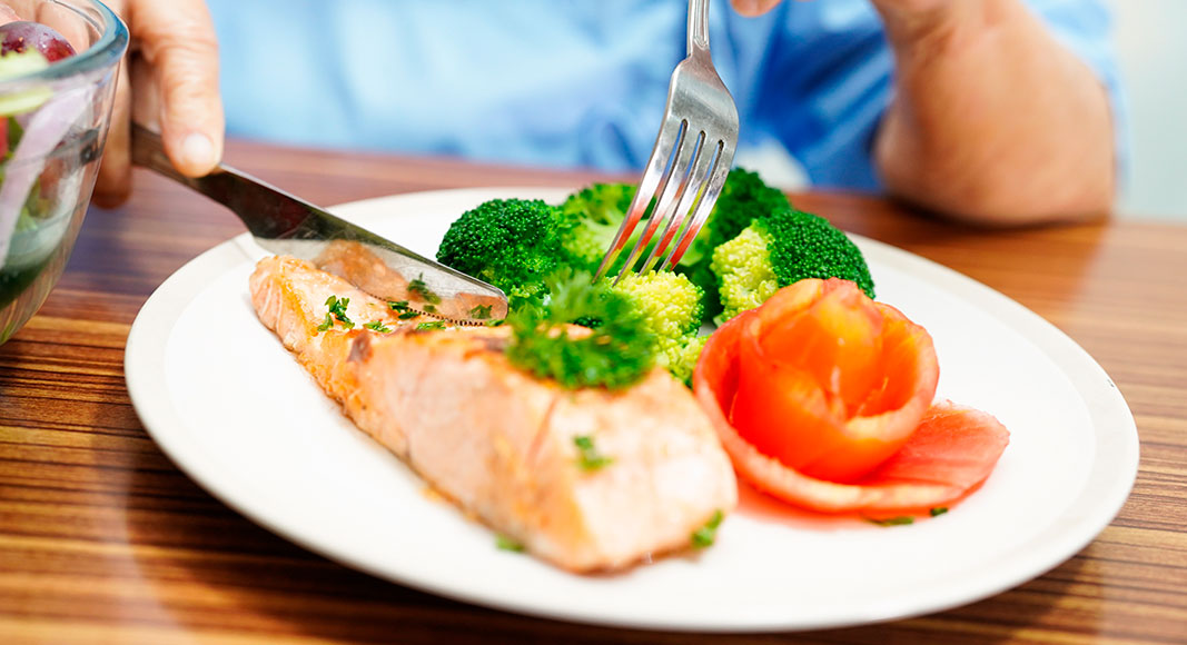 Alimentación en el adulto mayor: comer pescado