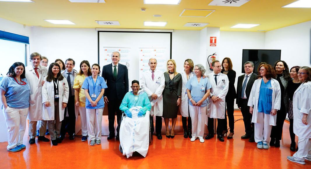 Equipo médico y paciente del primer trasplante de corazón de un donante en asistolia