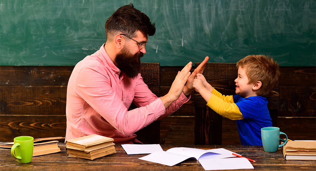 Profesor valorando al alumno