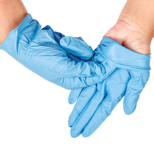 Cómo quitarse los guantes desechables correctamente: paso 2