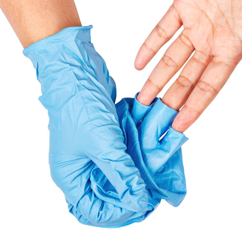 Cómo quitarse los guantes desechables correctamente: paso 3