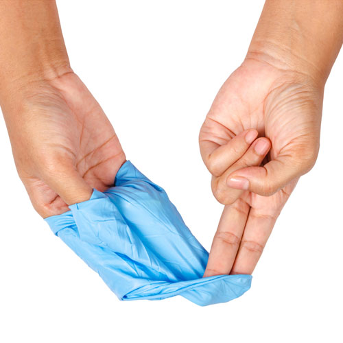 Cómo quitarse los guantes desechables correctamente: paso 5