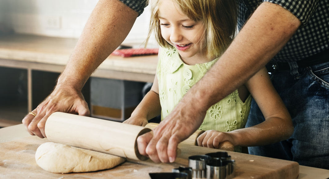 padre enseñando a su hijo a cocinar