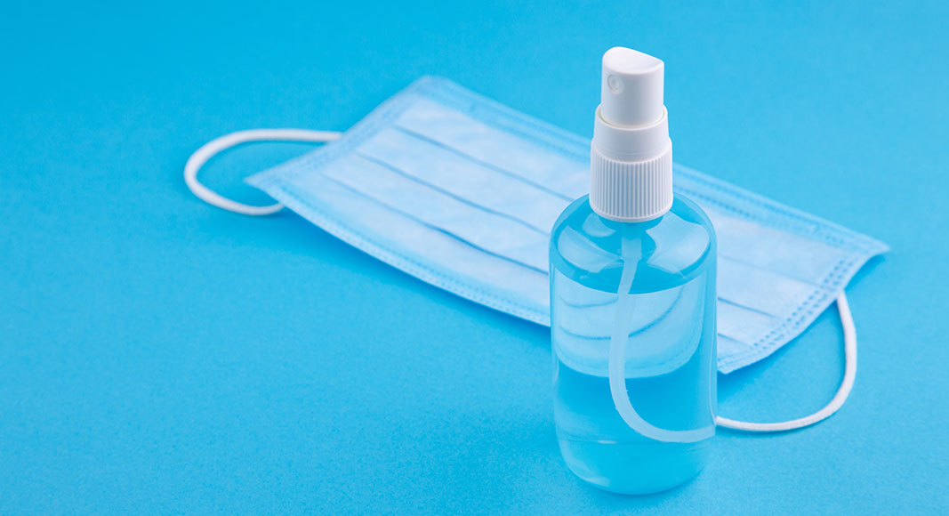 Métodos para desinfectar las mascarillas y poder reutilizarlas: alcohol pulverizado