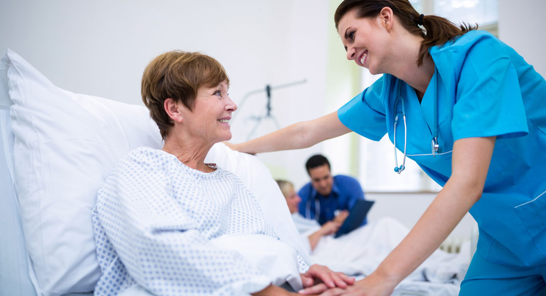 Mujer en el hospital recuperándose de una angina de pecho