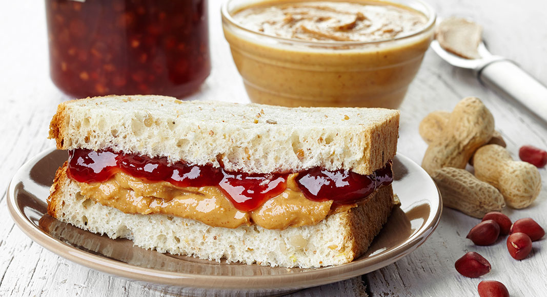 Sandwich relleno de crema de cacahuete