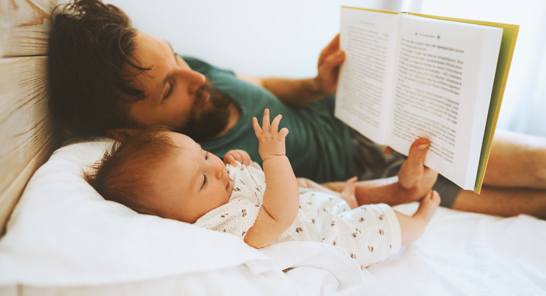 Guía de regalos útiles para padres recientes: libros sobre paternidad y maternidad