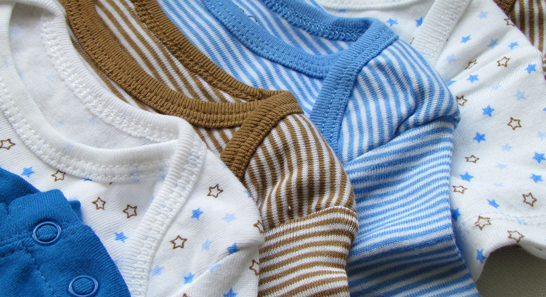 Guía de regalos útiles para padres recientes: ropa de bebé