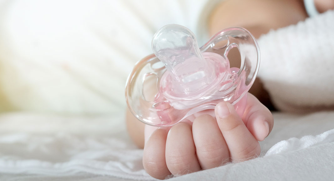 Guía de regalos útiles para padres recientes: chupetes