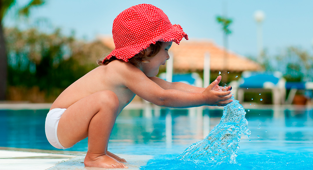 Principales riesgos en la playa para el bebé: corte de digestión