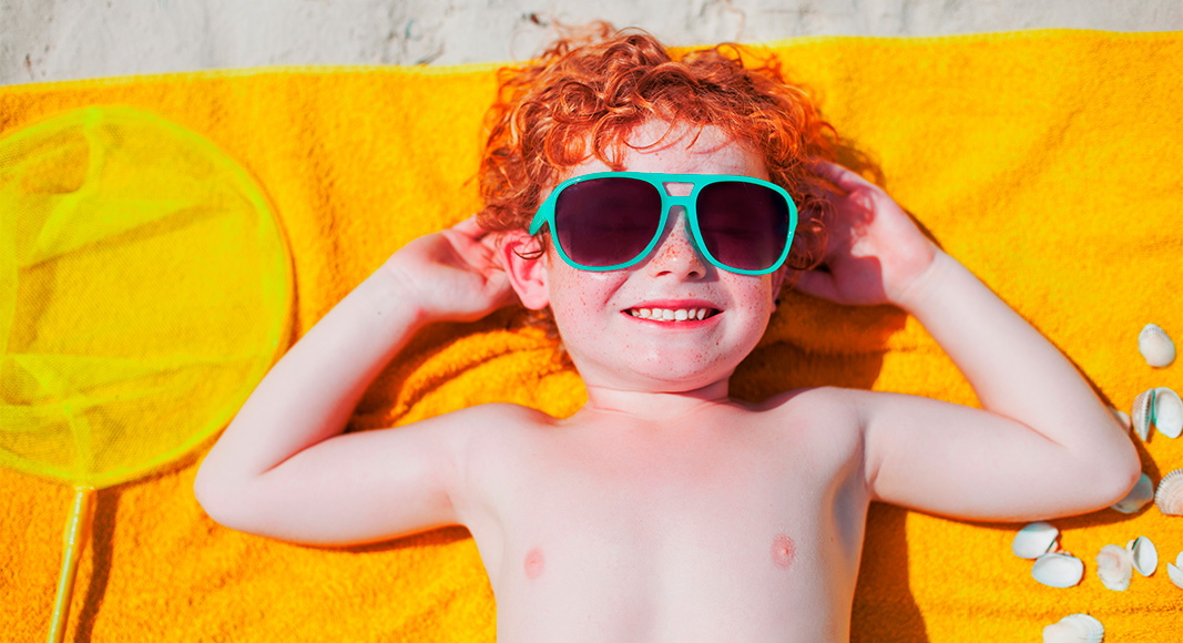Principales riesgos en la playa para el bebé: golpe de calor