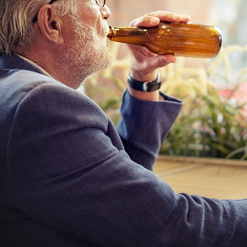 Causas del síndrome de boca seca en la tercera edad: alcohol