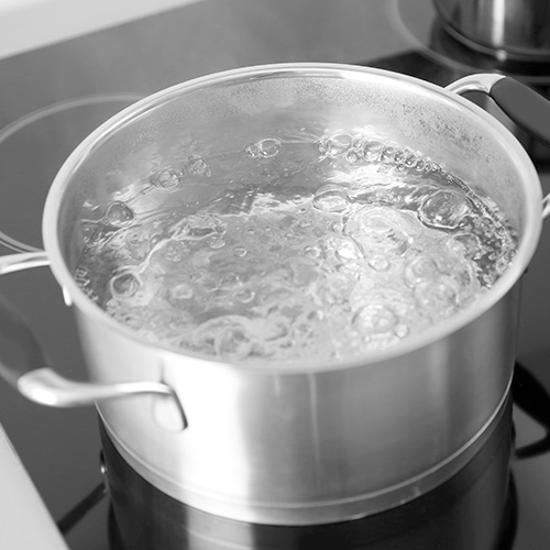 Lavar una botella de cristal: olla hirviendo