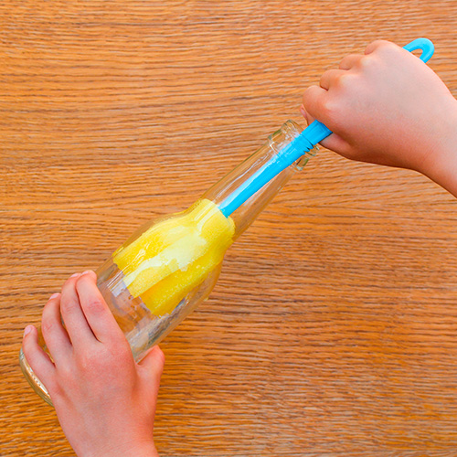 Lavar una botella de cristal: limpiabiberones