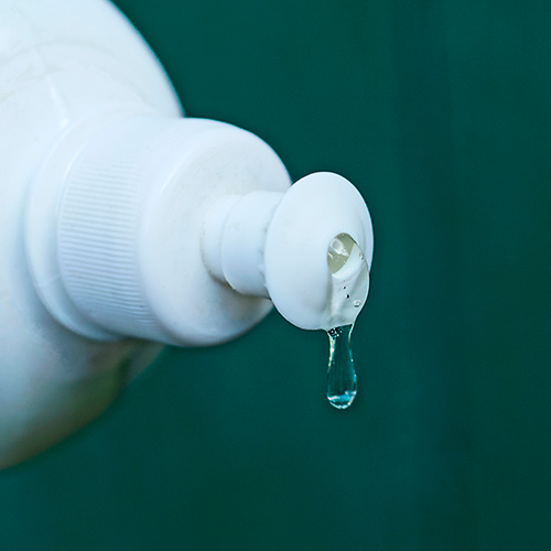 Lavar una botella de cristal: detergente