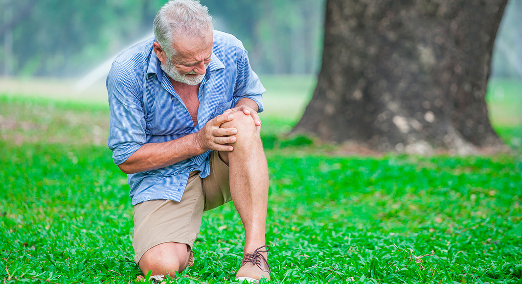 Hombro mayor con dolor por lesión de menisco por artrosis