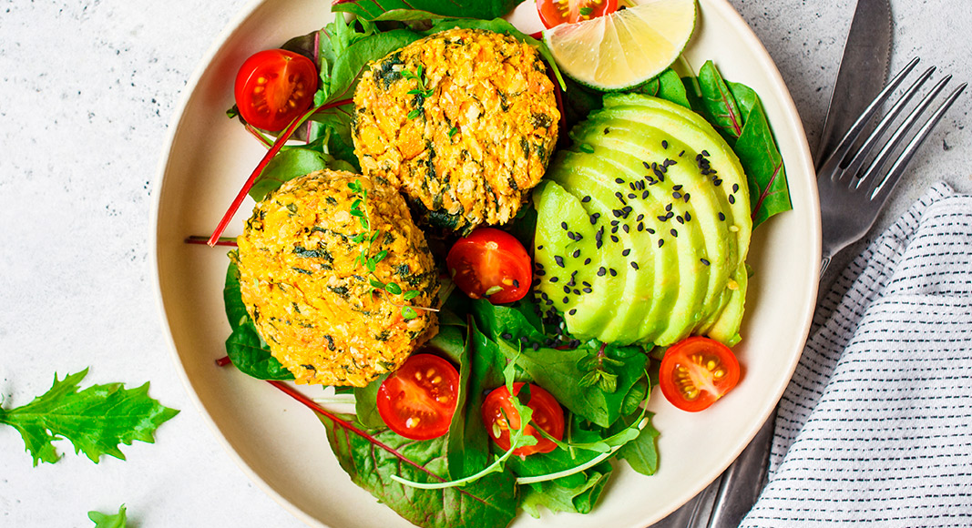 Hamburguesas veganas con ensaladas