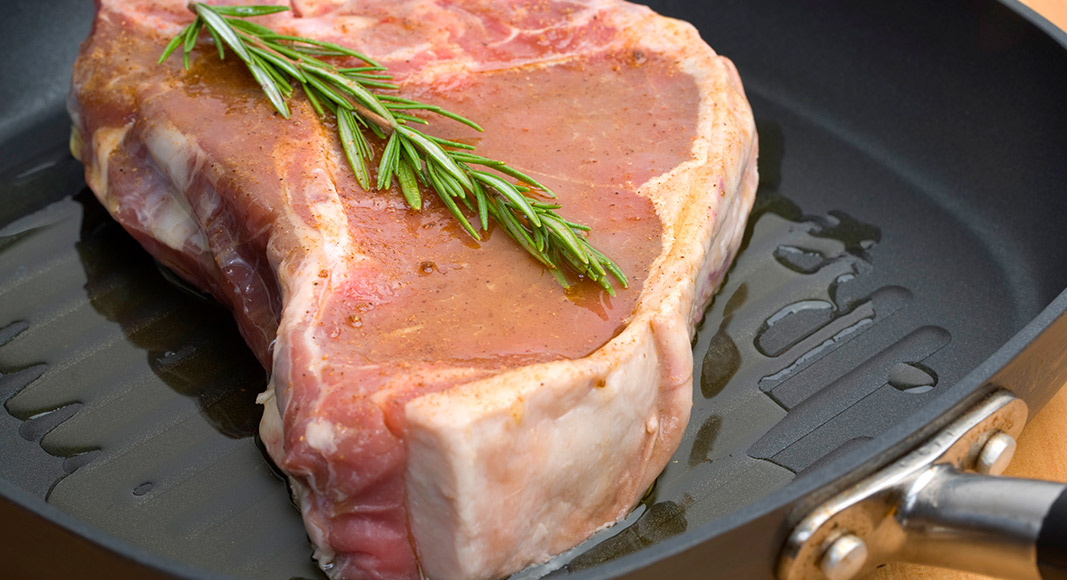 Cómo evitar que se genere espuma al cocinar la carne: tiempo y temperatura de cocinado