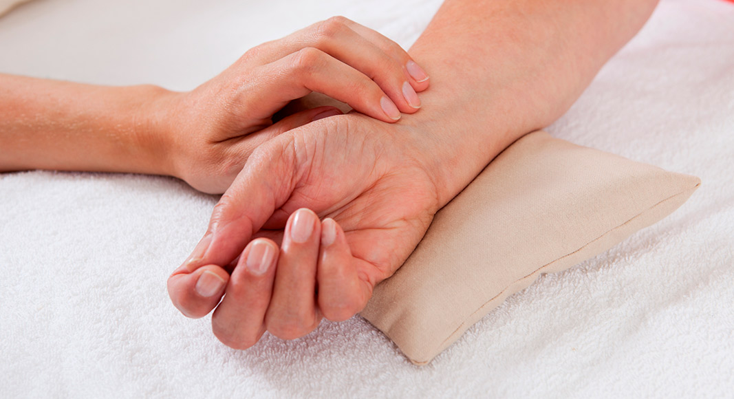 Qué tomar para reducir las náuseas: acupuntura