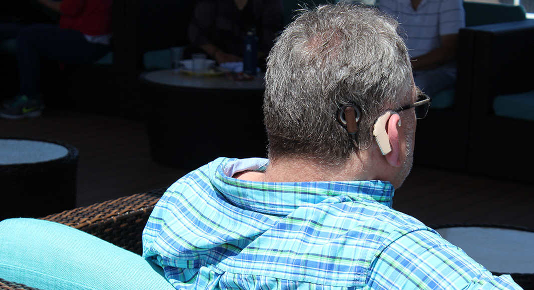 En qué casos están indicados los implantes cocleares: adultos