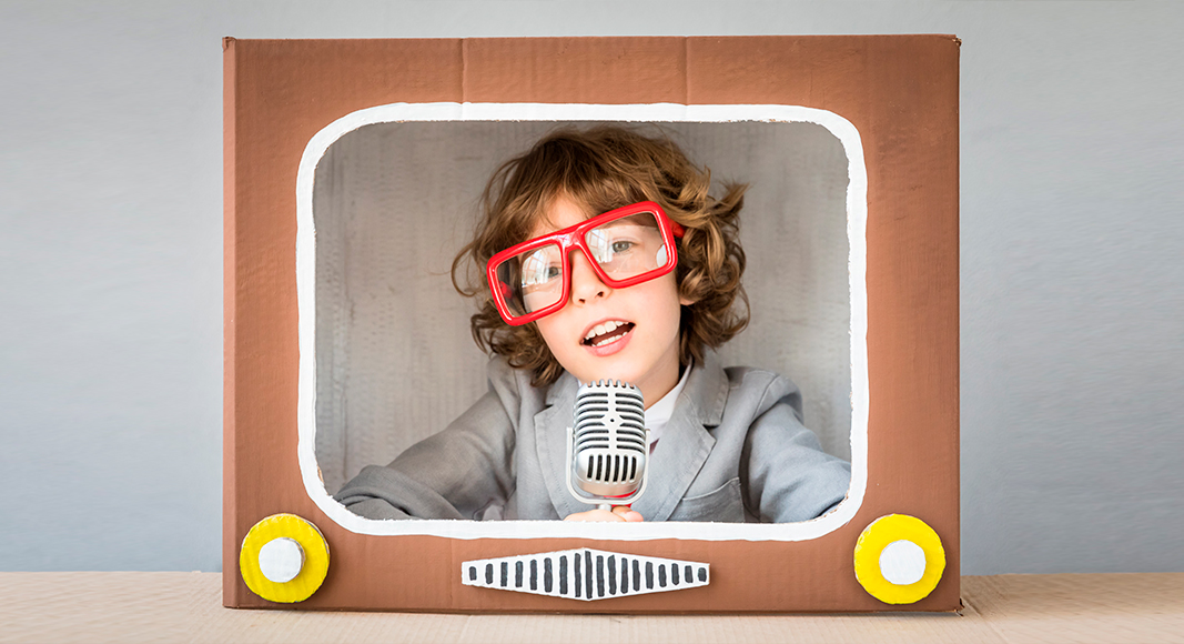 Niño jugando y explorando con nuevos materiales