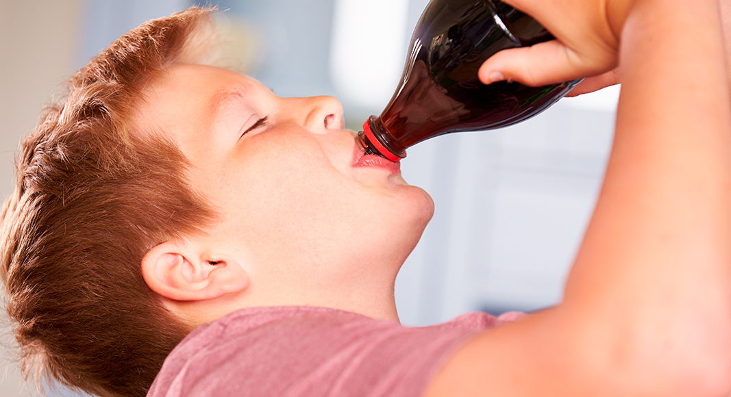 Niño bebiendo Coca-Cola