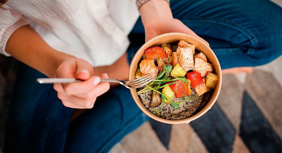 Mujer alimentándose saludablemente