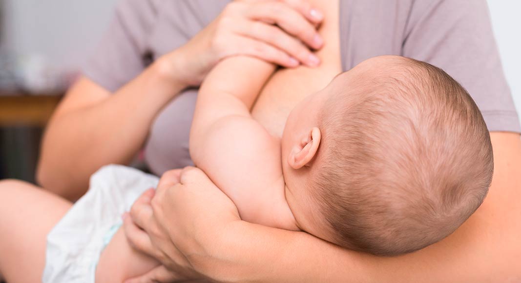 Mujer dando el pecho a su bebé