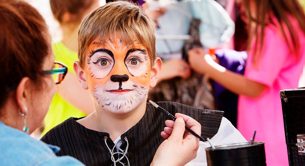 Niño haciendo teatro en un centro cultural