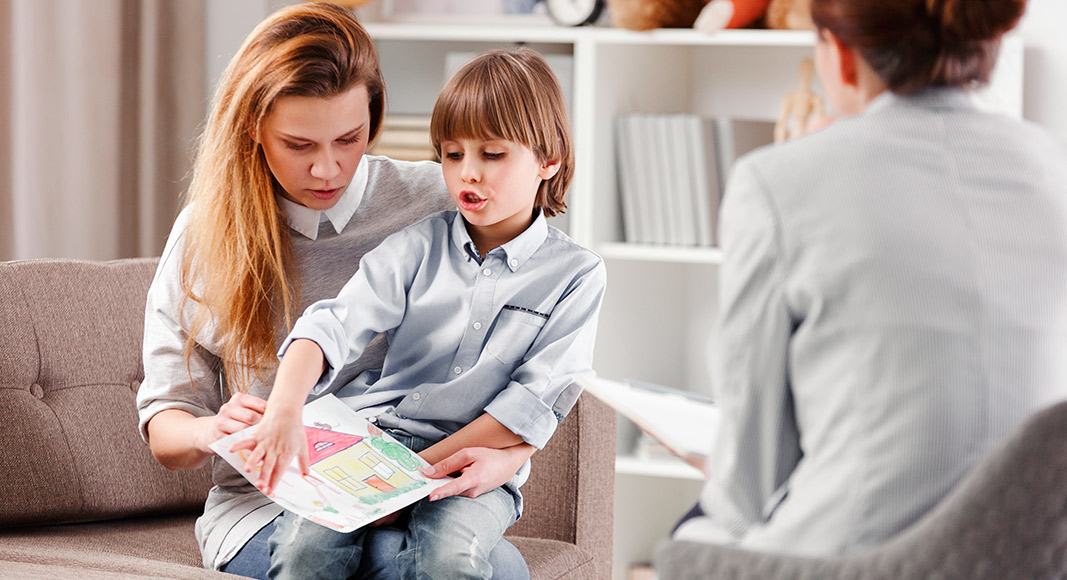 NIño con su madre visitando al psicólogo