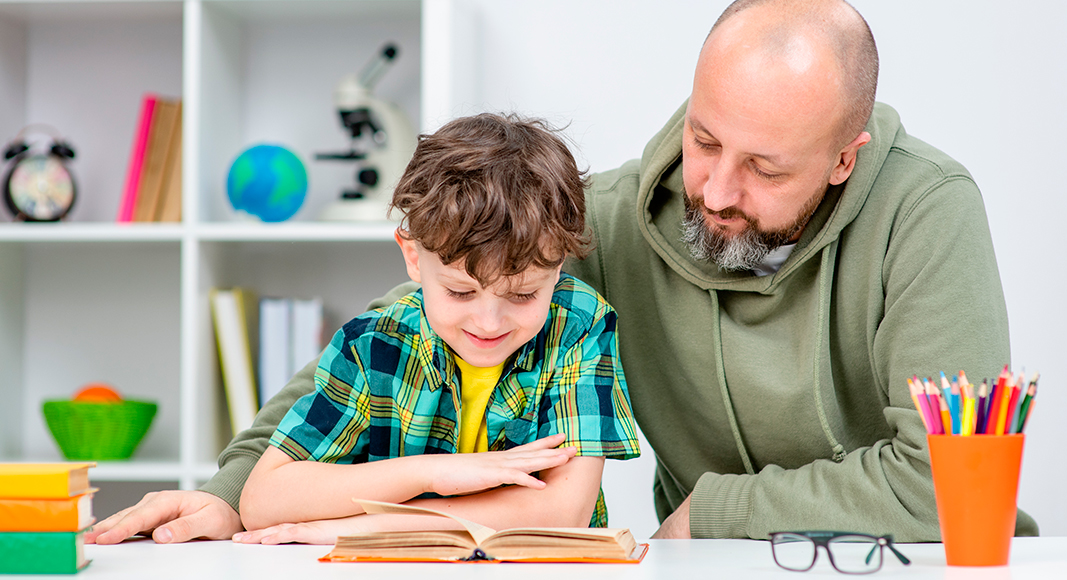Niño practicando su capacidad de comprensión lectora