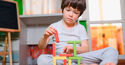 Niño con síndrome de Asperger