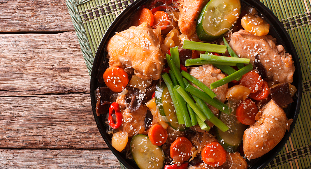 Sésamo de sésamo espolvoreadas en un wok