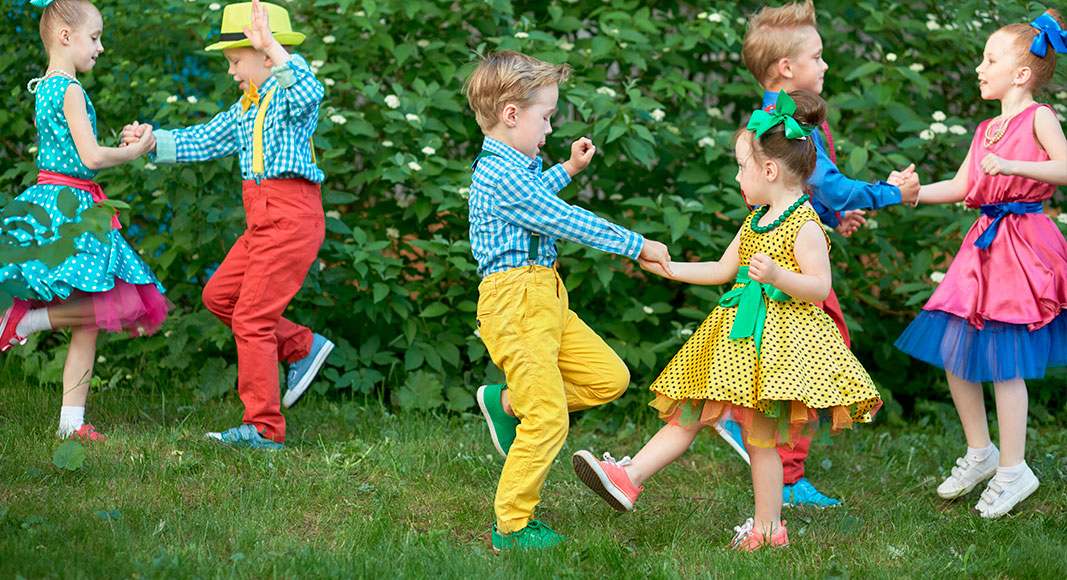 Niños con disfraces en una clase de baile