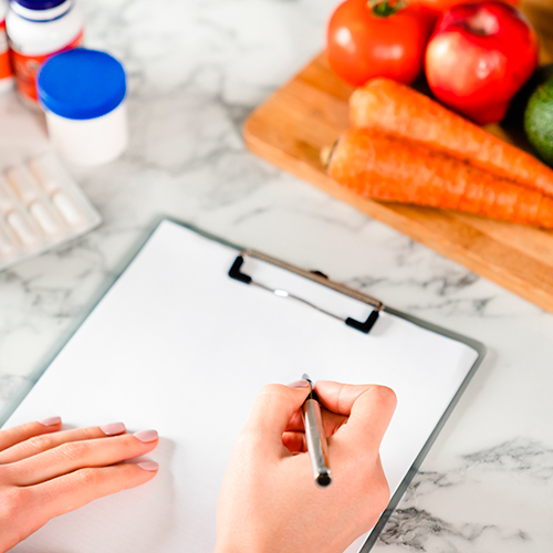 Persona escribiendo los cambios en la dieta del corredor