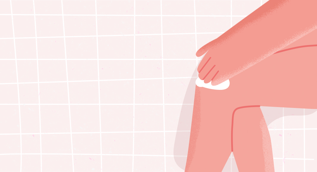 Aplicación de crema en rodillas y nudillos antes del autobronceador