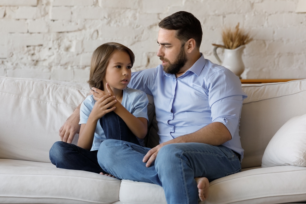 Padre aconsejando a su hijo sobre la amistad