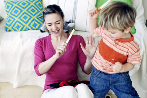 Niño en actitud agresiva con su madre