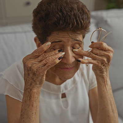 Mujer con destellos de luz y sombra en la visión periférica